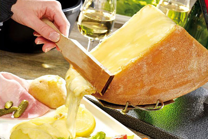 Raclette_de_Savoie_et_vin