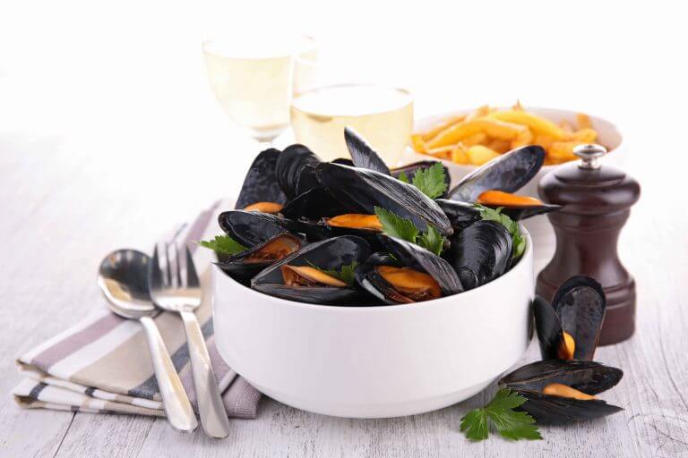 Plat de moules-frites avec du vin blanc