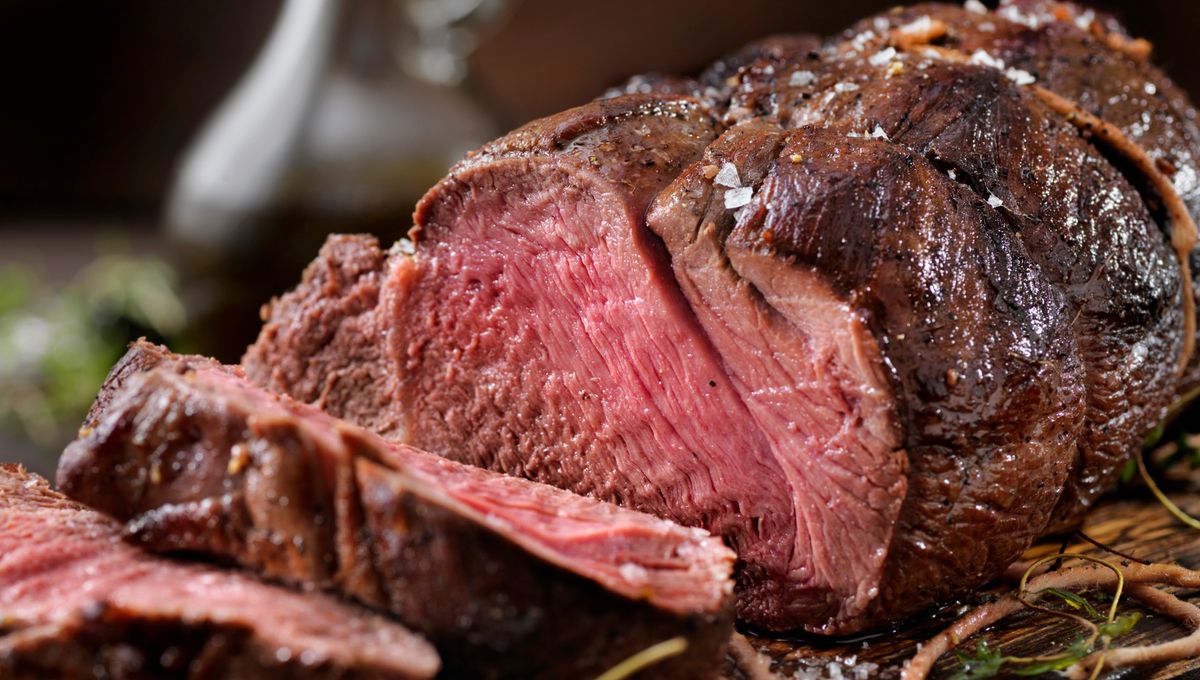 Plat de gibier accompagné d'un verre de vin rouge