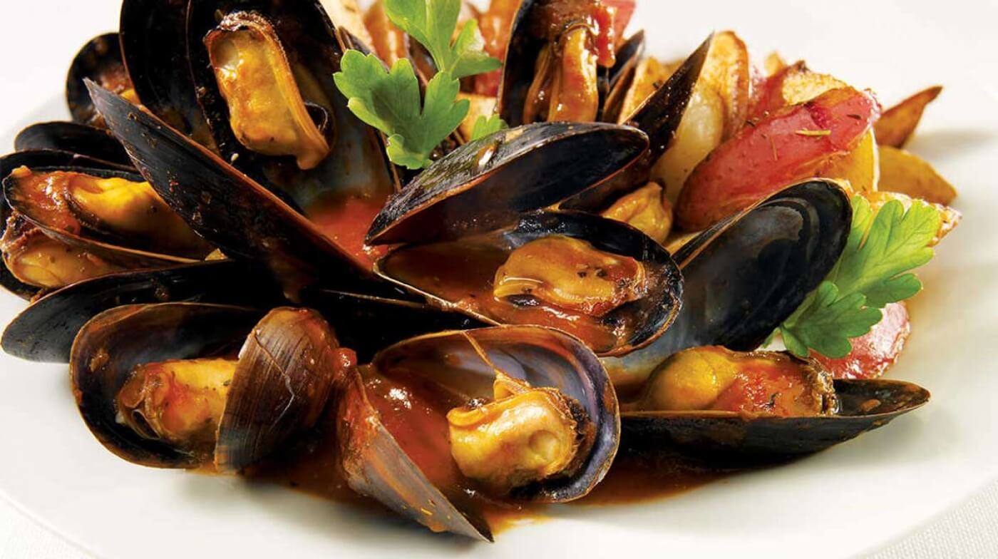 Moules-frites accompagnées d'un verre de vin blanc