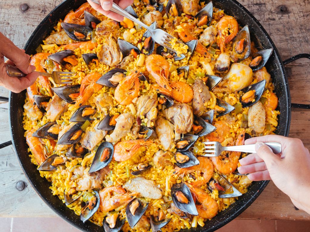 Paella accompagnée d'un verre de vin rosé