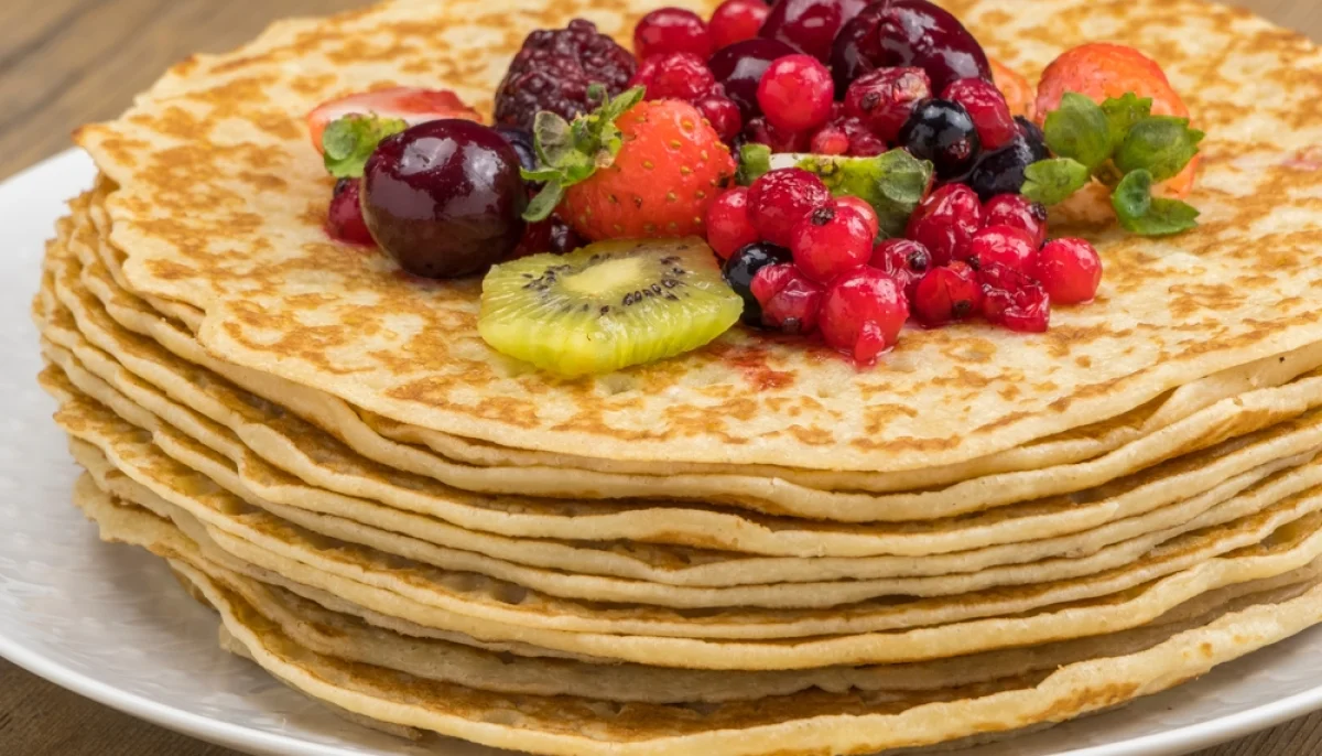 Crêpes accompagnées d'un verre de crémant rosé