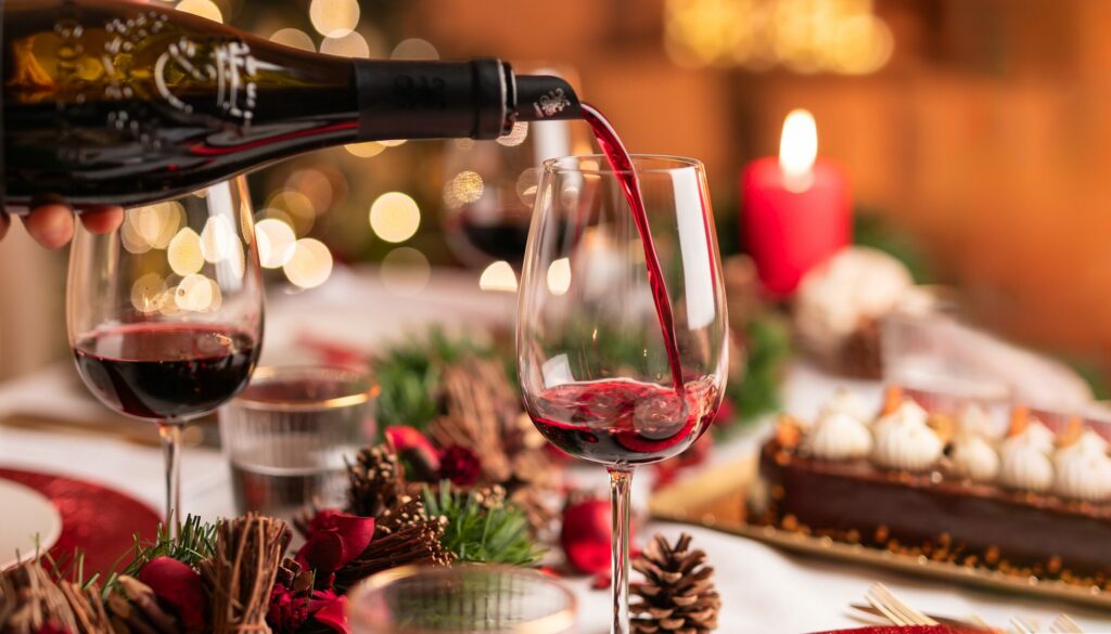 Table de fête dressée avec des vins
